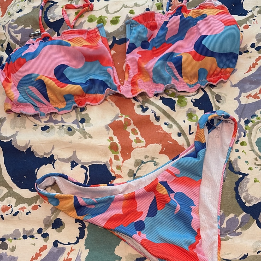 Vibrant Multicolor Ribbed Bikini Set - Scalloped Top & High-Cut Bottom